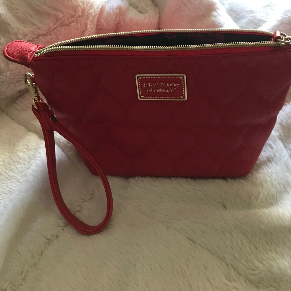 💋Betsey Johnson Quilted Hearts Wristlet