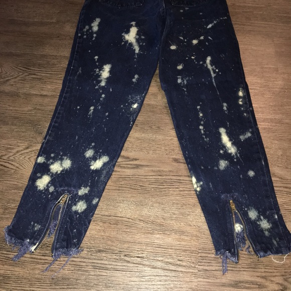 Distressed denim - Picture 2 of 2
