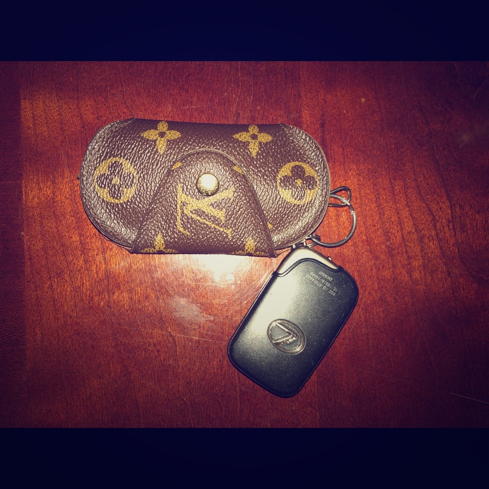 💯Authentic Louis Vuitton Round 4 Key Holder