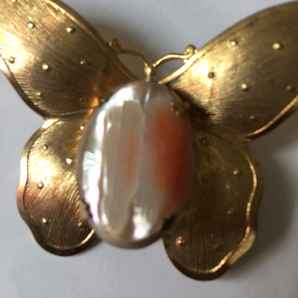 vintage gold and shell pin brooch - Picture 4 of 4