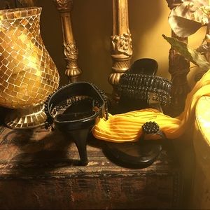 Black Toe Ring Sandals 🖤