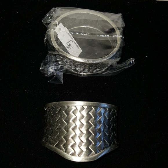 Silver tone cuff bracelet - Picture 1 of 1