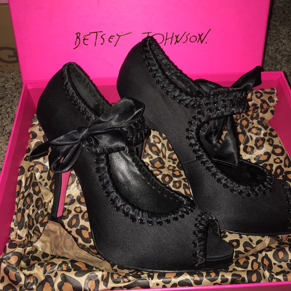 Betsey Johnson pumps in satin with pink bottom
