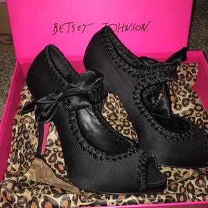 Betsey Johnson pumps in satin with pink bottom