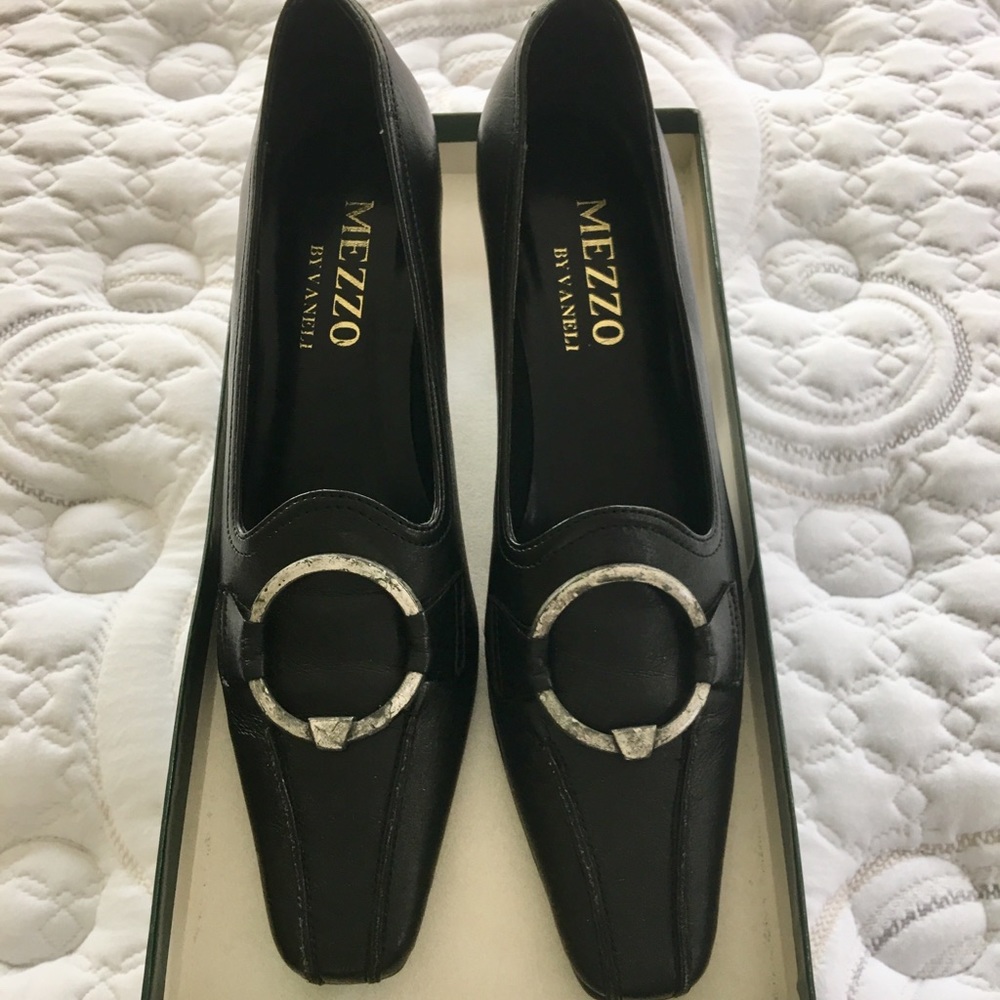 NWT Vaneli leather pumps