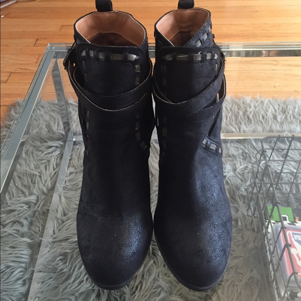 Very comfortable black heeled boots
