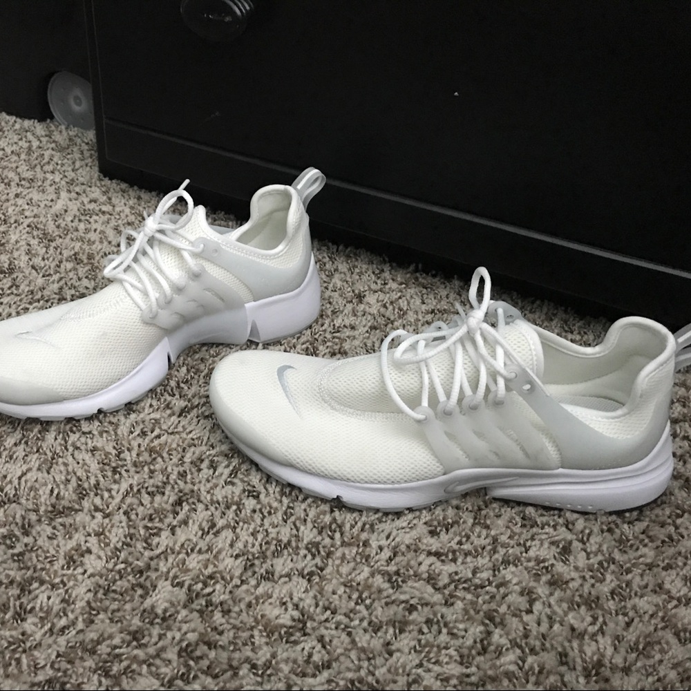 Nike Air women’s tennis shoes