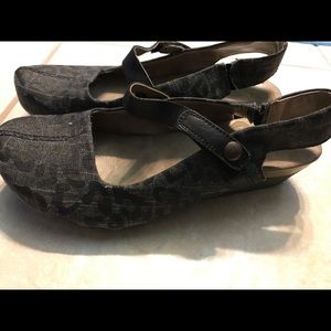 Off The Beaten Path Springfield Wedge Size 8