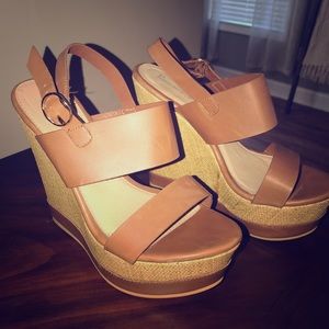 Women’s tan wedges