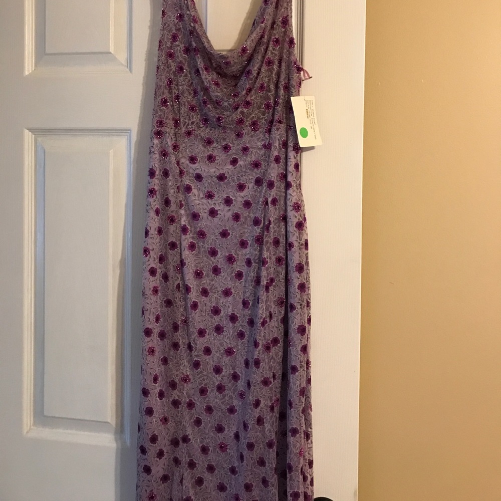 NWT Stunning Maxi Dress Size 6 in Grape / Lilac