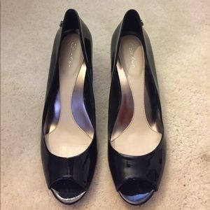 Black patent leather peep toe pumps Black patent leather peep toe pumps