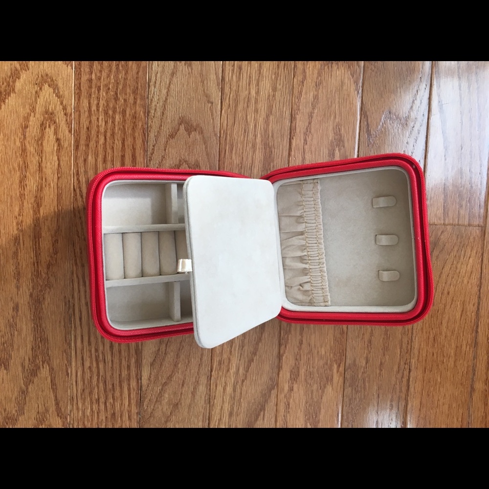 Travel jewelry case