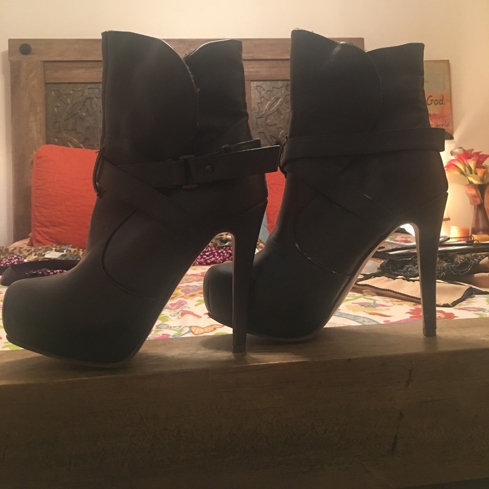 Very warm ankle high heeled boots!