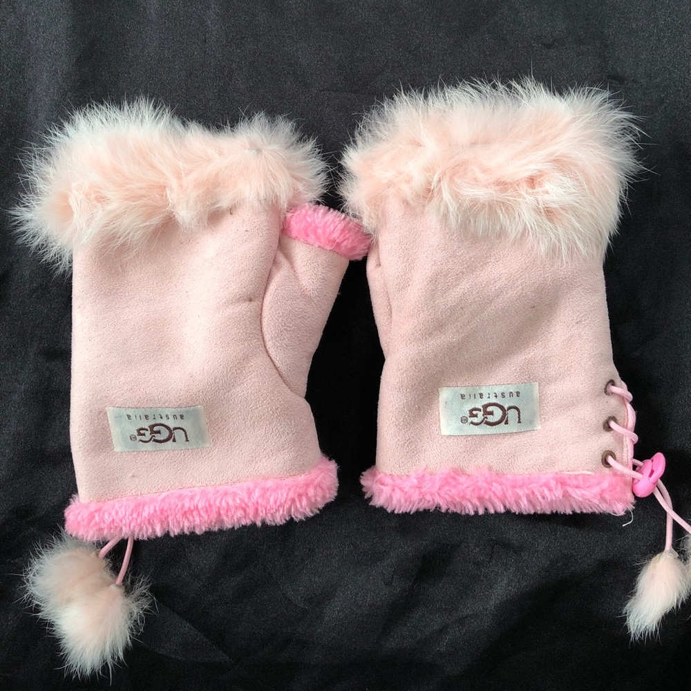 UGG light pink furry gloves ❄️