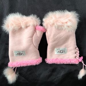 UGG light pink furry gloves ❄️
