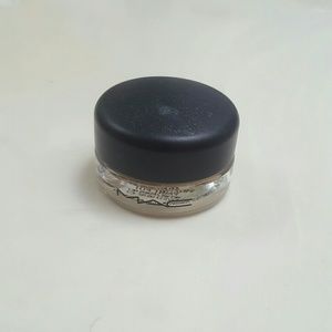 Mac soft ocre pro longwear paint pot Mac soft ocre pro longwear paint pot