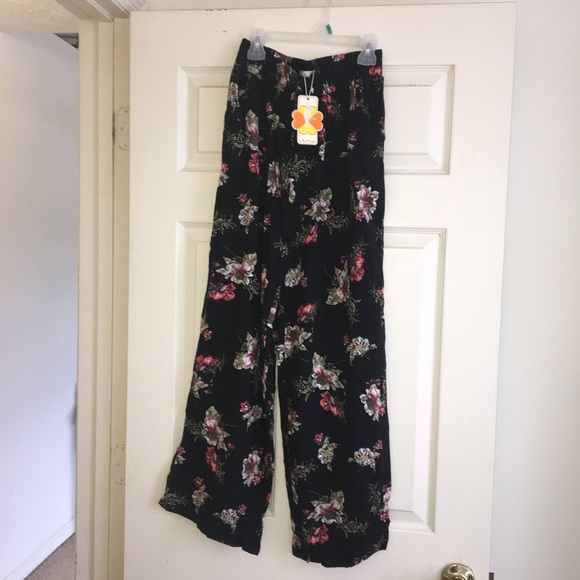 Floral Print Palazzo Pants 🌸 - Picture 2 of 3