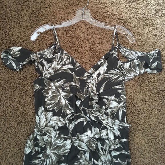 Banana Republic Print Cold-Shoulder Ruffle Maxi 8 - Picture 4 of 7