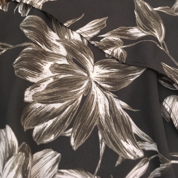 Banana Republic Print Cold-Shoulder Ruffle Maxi 8 - Picture 5 of 7