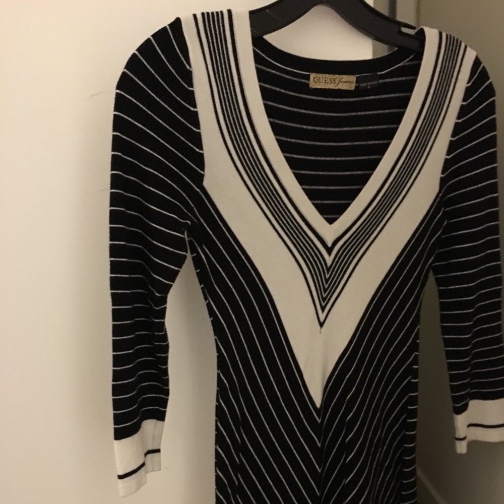 Super flattering V-neck Guess tunic