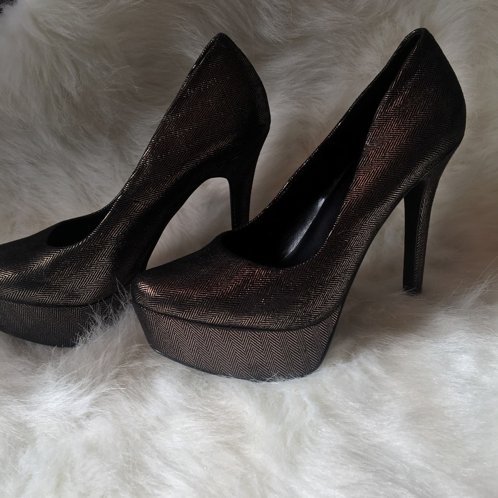 JESSICA SIMPSON•Glam Metallic Platform Pump