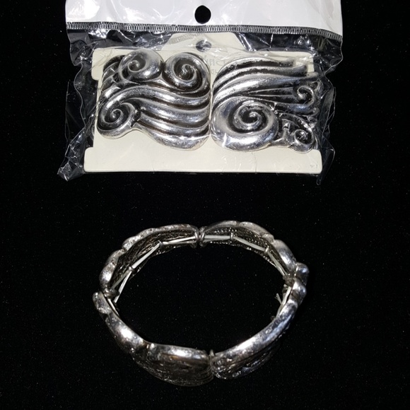 Silver tone cuff bracelet - Picture 1 of 1