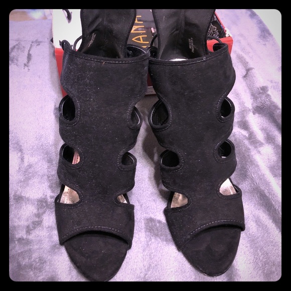 NEVERWORN. Black heels. - Picture 2 of 4