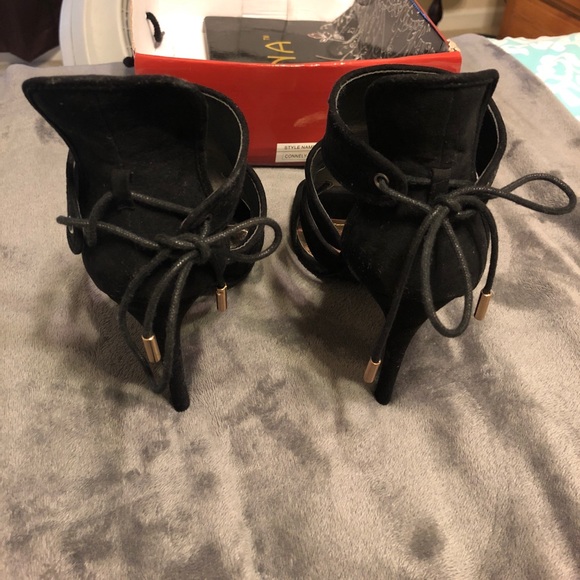 NEVERWORN. Black heels. - Picture 3 of 4