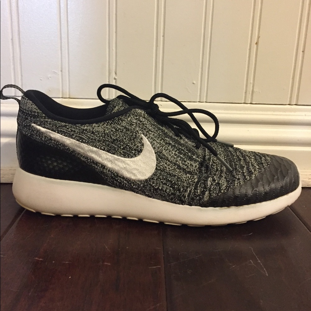 NIKE ROSCHE