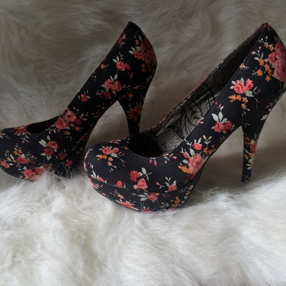 DOLLHOUSE Floral Platform Pump