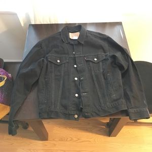 Levi’s Black Denim Jacket (Relaxed Trucker style)