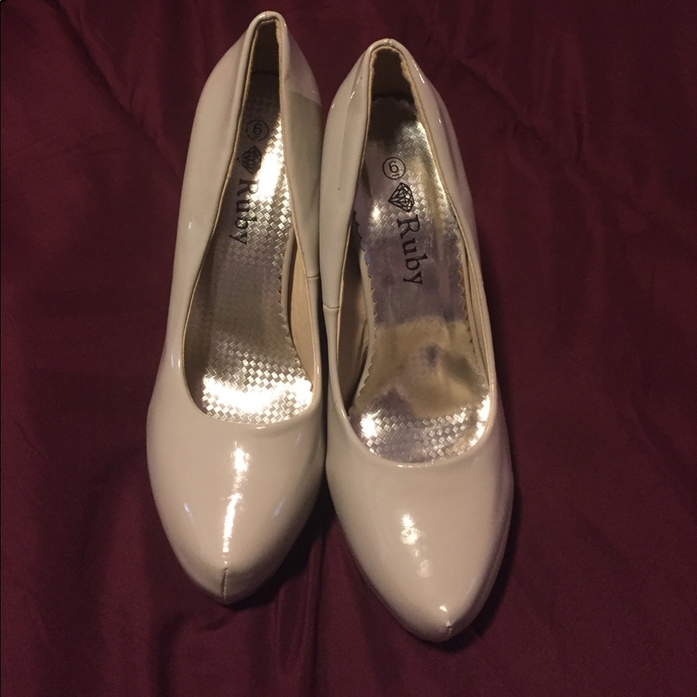 Light gray heels - Picture 2 of 3