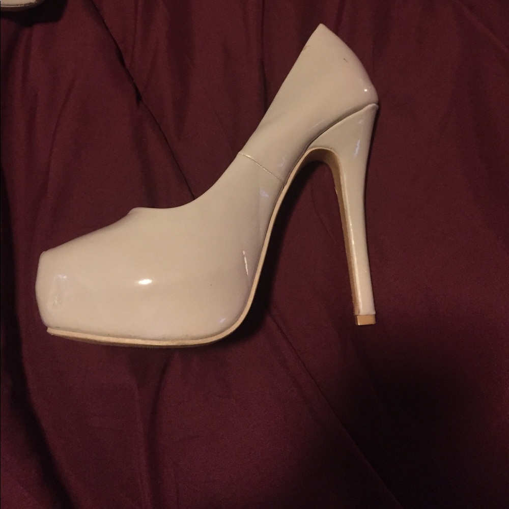 Light gray heels - Picture 3 of 3