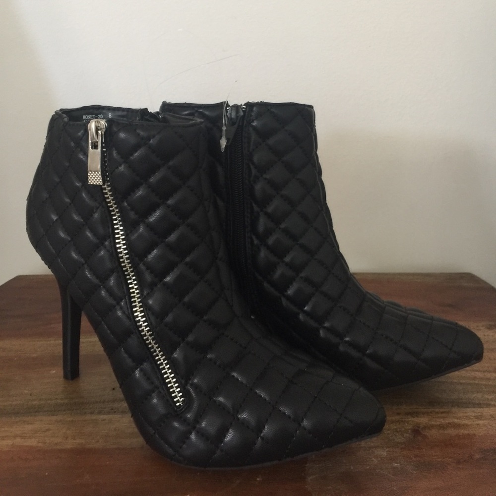 New Anne Michelle black Quilt Ankle Boot size 8
