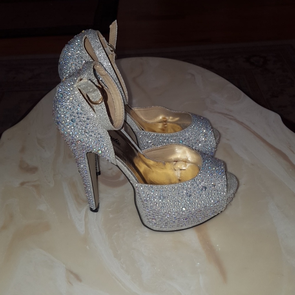 Beautiful 5 1/2in Silver studded heels !