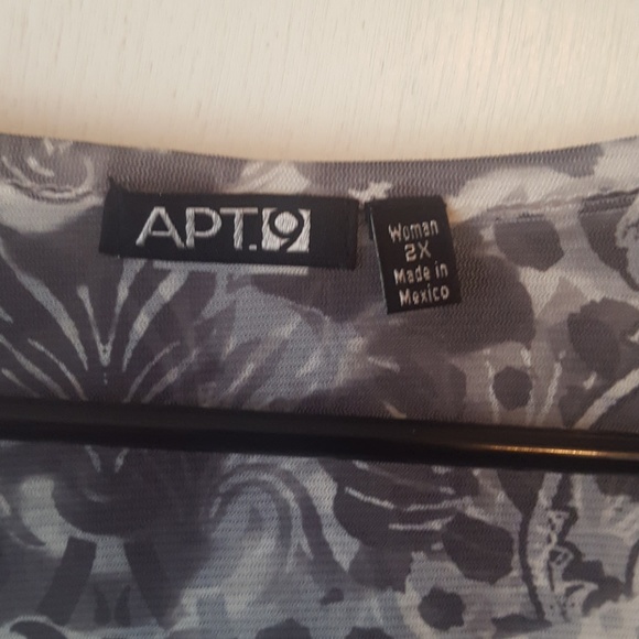 Adorable abstract top - Picture 4 of 6