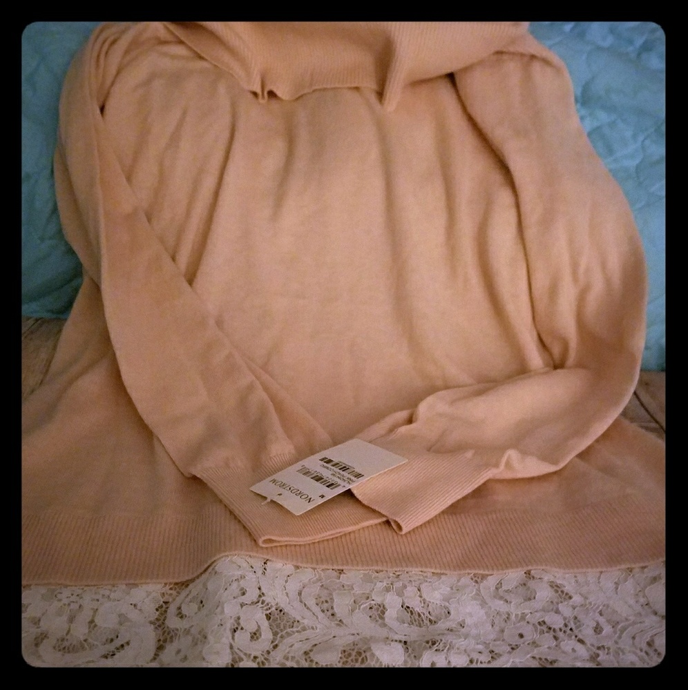 $⬇Beautiful soft top with lace