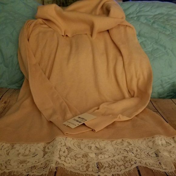 $⬇Beautiful soft top with lace - Picture 3 of 5