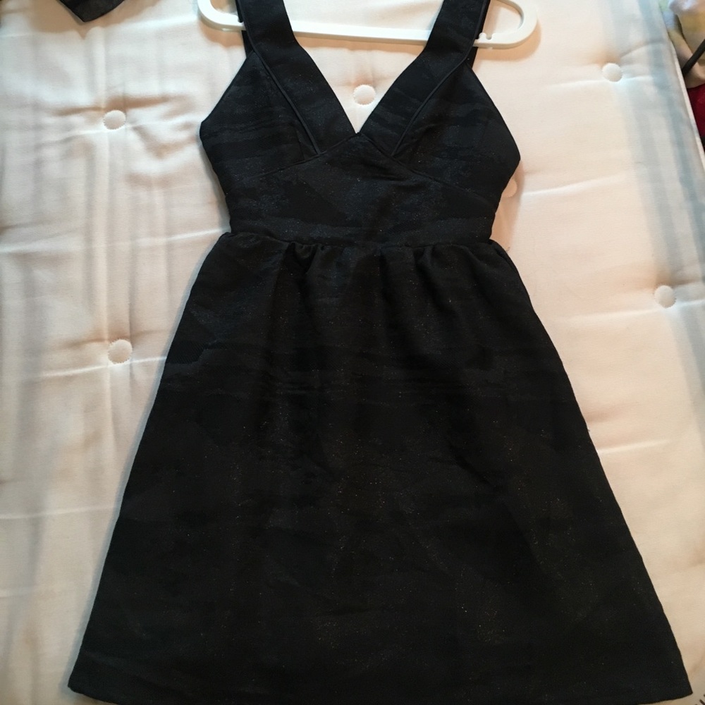 Deep V black-less party dress