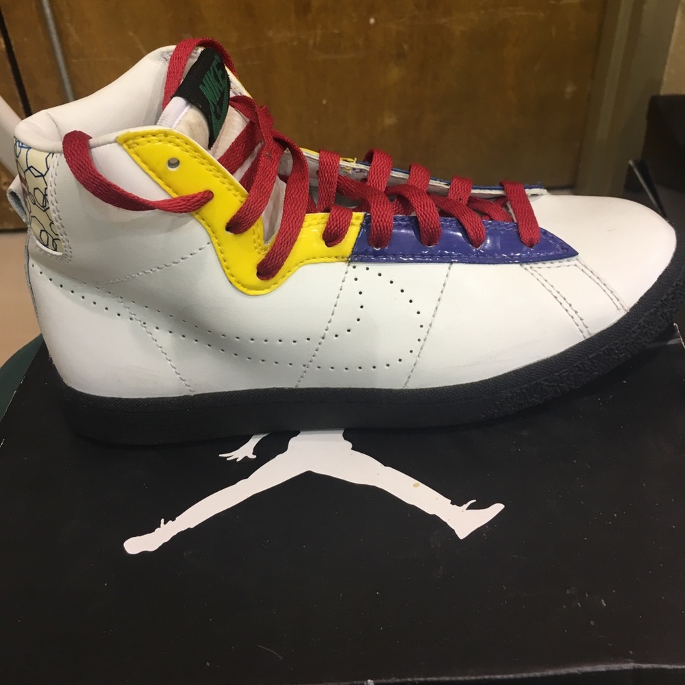 Nike x Sacai Blazer Mid "Snow Beach" sneakers feature