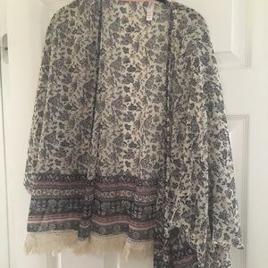 Boho chic shrug with sleeves