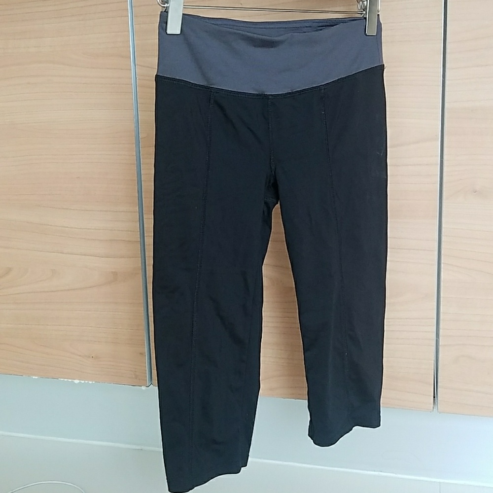 *LAST CHANCE* Forever 21 workout black capris