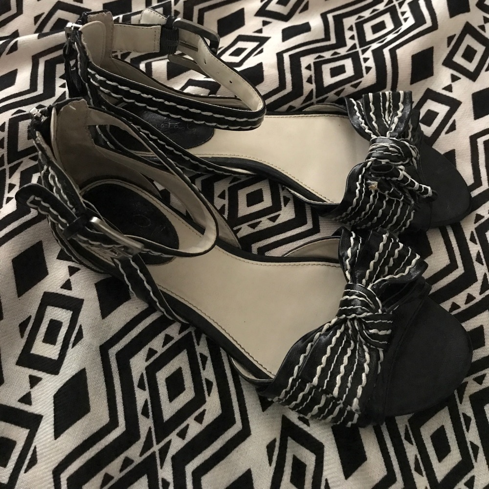 Cute B&W Sandals 🖤