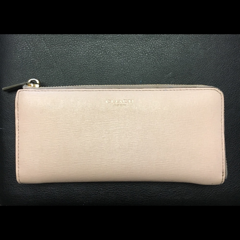 🌸 Coach 🌸 Lovely pink leather wallet.