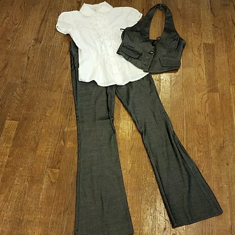 Set of pants 👖 top and vest..