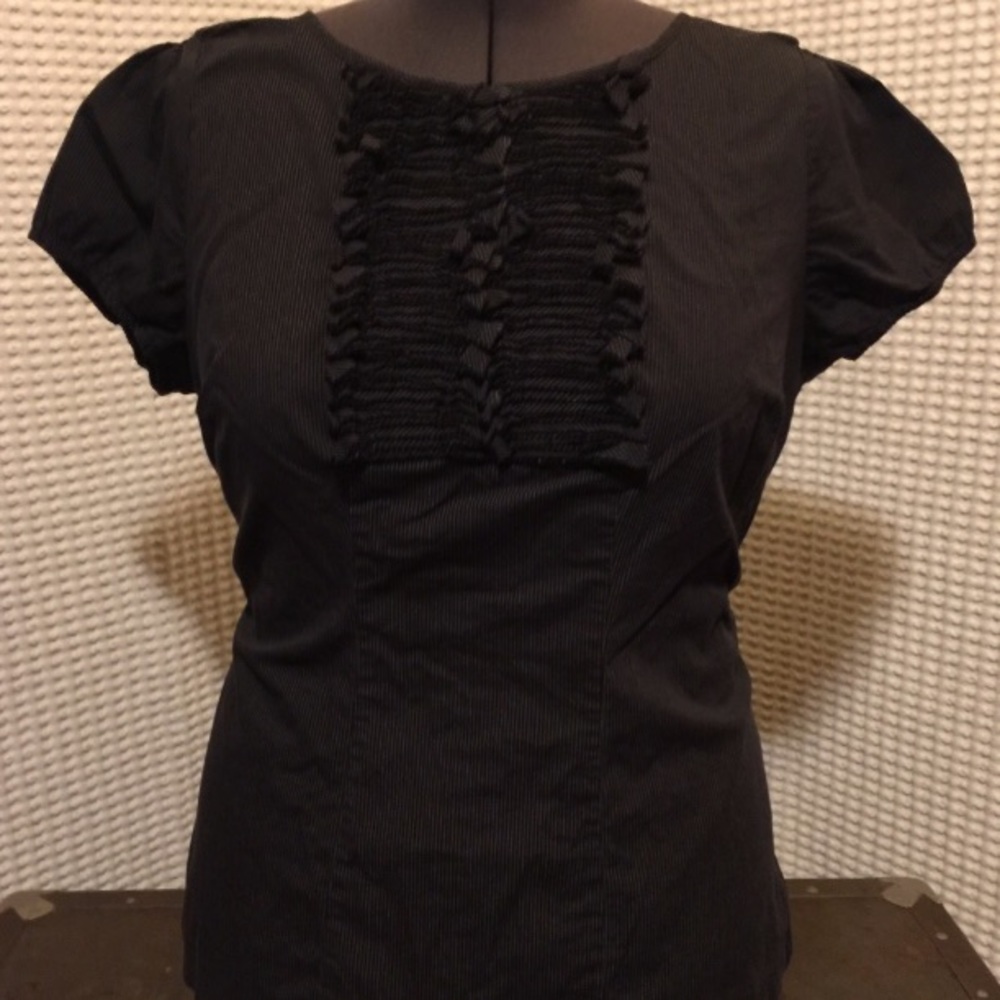 The Limited Cotton Pin Stripe Short Cropped Sleeve