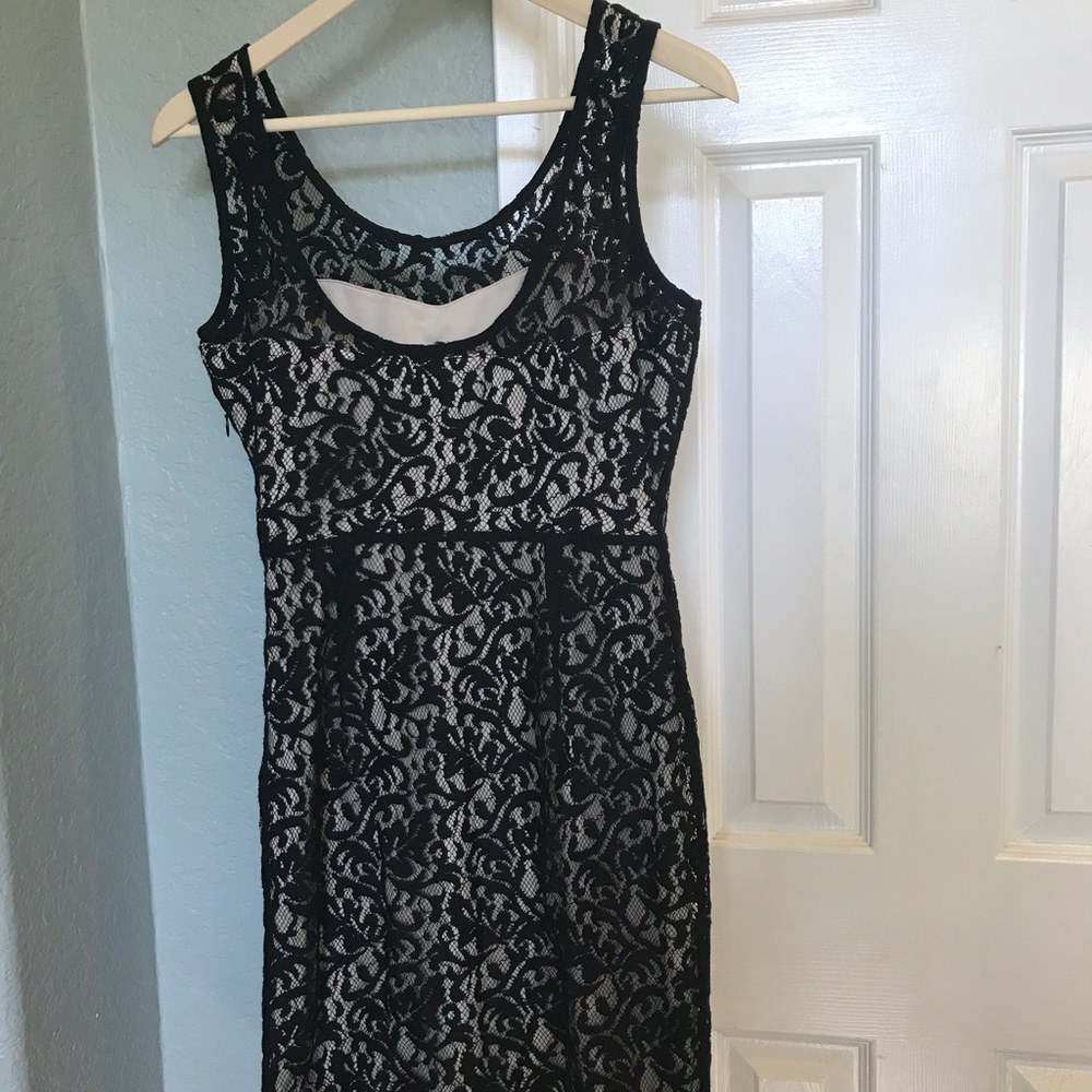 Dresses - Picture 2 of 5