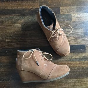 Toms Desert Wedge size 7