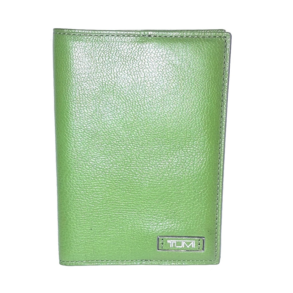 Beautiful Tumi lime green Passport holder🍁🦋