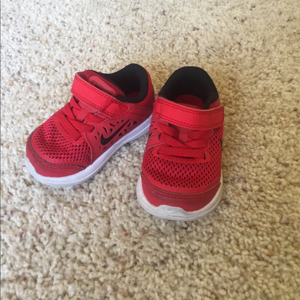 Used red nike shoes 4c